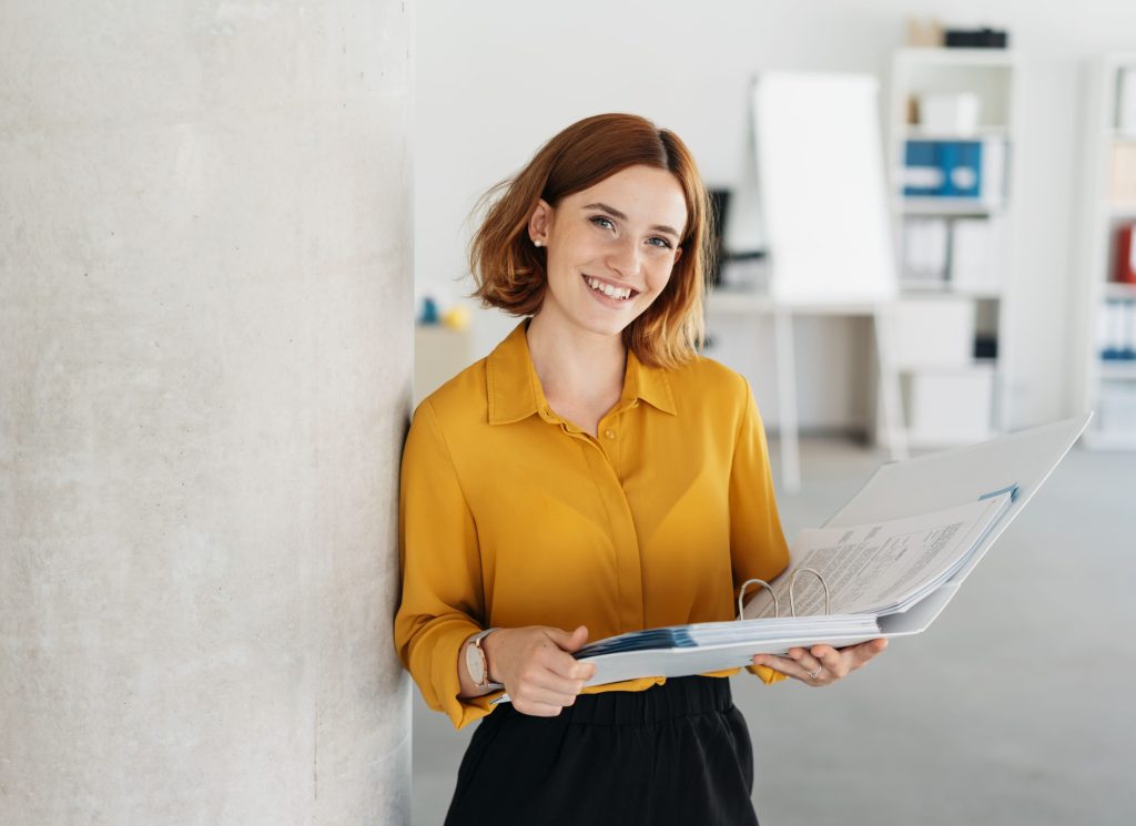 lächelnde-mitarbeiterin-gelbes-hemd